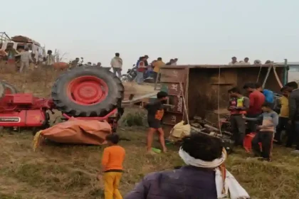 हरदोई के मेंहदीघाट जाते वक्त हादसा: ट्रैक्टर-ट्रॉली खाई में पलटी, 3 श्रद्धालु घायल