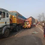 हरदोई में ओवरटेक के दौरान डीसीएम ट्रक के पिछले हिस्से से जा टकराई, हादसे में डीसीएम चालक व क्लीनर घायल, डीसीएम पर अंडों की मची लूट