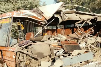 ओवरटेक के दौरान बाराबंकी में रोडवेज बस ट्रक से जा टकराई, कंडक्टर की मौत