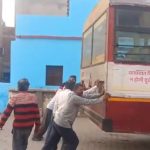 अमेठी से सुल्तानपुर जा रही रोडवेज बस रास्ते में हुई बंद, स्टार्ट कराने के लिए यात्रियों ने बस को लगाया धक्का