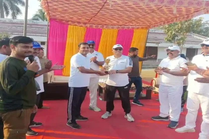 Hardoi News: पुलिस अधीक्षक 11 vs अपर पुलिस अधीक्षक 11 के बीच खेला गया क्रिकेट मैच