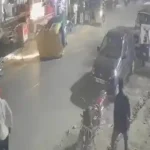 हरदोई में ऑटो और बाइक में आमने-सामने टक्कर के बाद पलटा ऑटो, 4 पैसेंजर घायल
