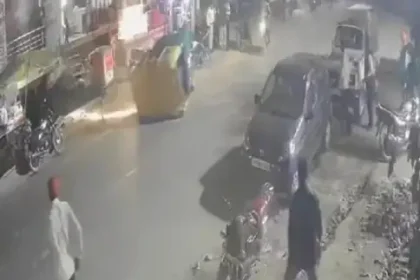 हरदोई में ऑटो और बाइक में आमने-सामने टक्कर के बाद पलटा ऑटो, 4 पैसेंजर घायल