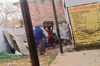 हरदोई के प्राईमरी स्कूल में छोटे बच्चों से कराया जा रहा रसोई का काम