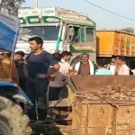 हरदोई में टेंपो को ओवरटेक करने के दौरान अनियंत्रित होकर गन्ना भरी ट्रैक्टर ट्रॉली सड़क किनारे बंधी भैंस पर पलटी, ग्रामीणों ने चालक को पीटकर घर में बनाया बंधक