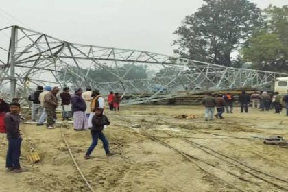 प्रयागराज में 100 फीट ऊंचा हाईटेंशन लाइन का टावर गिरा, टावर के नीचे दबे मजदूर, एक मजदूर का पैर कटा, कई घायल