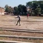 हरदोई में बिजली विभाग के कर्मचारी ड्यूटी के दौरान दफ्तर छोड़ खेल रहे क्रिकेट, उपभोक्ता परेशान