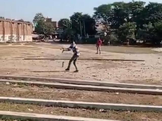 हरदोई में बिजली विभाग के कर्मचारी ड्यूटी के दौरान दफ्तर छोड़ खेल रहे क्रिकेट, उपभोक्ता परेशान