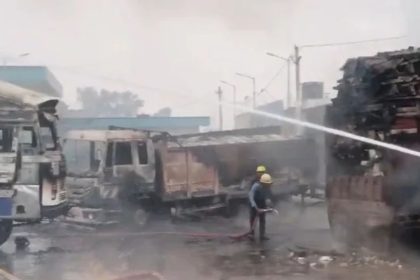 जयपुर-अजमेर हाईवे पर LPG टैंकर में ब्लास्ट, करीब 40 गाडियाँ जलकर राख; एक फैक्ट्री भी चपेट में, 11 की जिंदा जलकर मौत