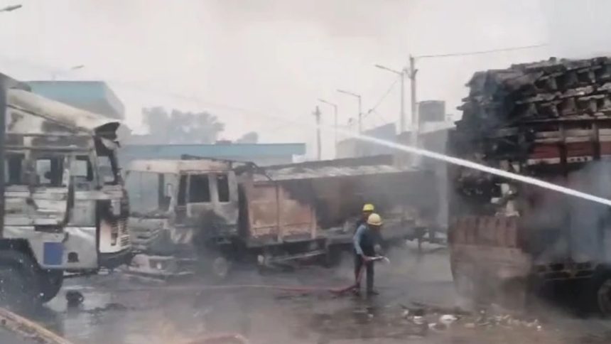 जयपुर-अजमेर हाईवे पर LPG टैंकर में ब्लास्ट, करीब 40 गाडियाँ जलकर राख; एक फैक्ट्री भी चपेट में, 11 की जिंदा जलकर मौत