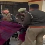 आगरा में डीसीपी कार्यालय के बाहर महिला ने अपने ऊपर मिट्‌टी का तेल डालकर आत्महत्या का किया प्रयास