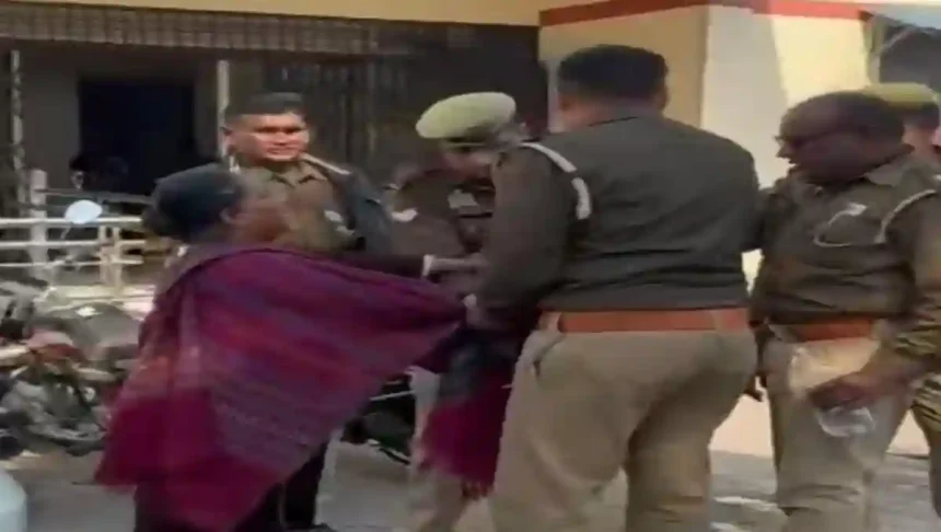 आगरा में डीसीपी कार्यालय के बाहर महिला ने अपने ऊपर मिट्‌टी का तेल डालकर आत्महत्या का किया प्रयास