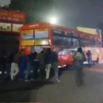 शाहजहांपुर बस अड्‌डे से निकले ही खराब हुई रोडवेज बस, यात्रियों का धक्का लगाते वीडियो वायरल