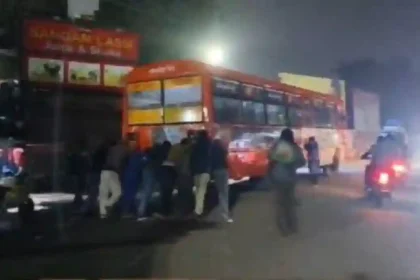 शाहजहांपुर बस अड्‌डे से निकले ही खराब हुई रोडवेज बस, यात्रियों का धक्का लगाते वीडियो वायरल