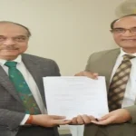 Lucknow News: प्रो. एमएलबी भट्ट ने कल्याण सिंह कैंसर सुपर स्पेशियलिटी संस्थान के निदेशक का कार्यभार संभाला, SGPGI निदेशक ने औपचारिक रूप से कार्यभार सौंपा