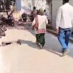 अमेठी में रिश्वत लेकर भी काम न करने पर भड़की महिला, लेखपाल को तहसील में दौड़ाया