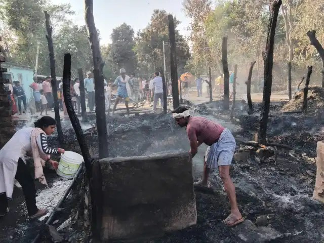 लखीमपुर खीरी: ग्राम पंचायत अकठी नहर के सामने घरों में लगी आग, सारा सामान जलकर राख, गांववासियों में मची हलचल
