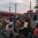 बाराबंकी के फतेहपुर रेलवे स्टेशन के पास ट्रेन में लगी आग, जान बचाने के लिए ट्रेन से कूदकर भागने लगे यात्री