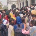 बलिया में छात्रवृत्ति को लेकर छात्र-छात्राओं ने कलेक्ट्रेट पर किया प्रदर्शन