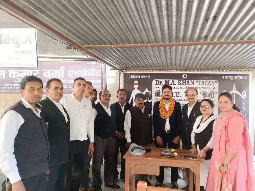 यूपी के टॉप 3 बेस्ट पत्रकार में चयन होने पर फैजी खान को संयुक्त अधिवक्ता परिषद के सैकड़ों कार्यकर्ताओं ने मुँह मीठा कराकर दी बधाई