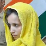जेल से बाहर आई मुस्कान, देखने के लिए जमा हुई भीड़