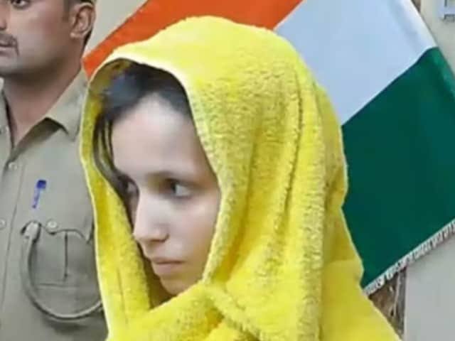 जेल से बाहर आई मुस्कान, देखने के लिए जमा हुई भीड़