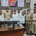 टूंडला: पूर्वा एक्सप्रेस में आरपीएफ-वाणिज्य विभाग ने पकड़ी 17 बोतल अंग्रेजी शराब, एक गिरफ्तार