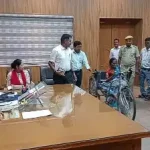 Hardoi News: ख़ुशी के आंसू लेकर कलेक्ट्रेट से निकली दिव्यांग रामसुखी