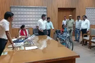 Hardoi News: ख़ुशी के आंसू लेकर कलेक्ट्रेट से निकली दिव्यांग रामसुखी