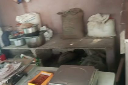 Hardoi News: चौकी से चंद कदम की दूरी पर चोरों ने दो दुकानों के ताले काटकर 20,000 का सामान किया चोरी, दुकानदारों में दहशत