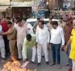 डिप्टी सीएम ब्रजेश पाठक को लेकर की गई टिप्पणी पर विश्व हिंदू महासंघ ने दर्ज कराया विरोध, अखिलेश यादव का फूंका गया प्रतीकात्मक पुतला