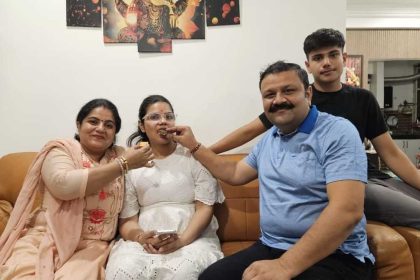 CBSE Board Result 2025: गाजियाबाद की श्लोका उपाध्याय ने 12वीं में हासिल किए 99% नंबर, अब बनना चाहती हैं आईएएस