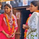Badaun News: कचहरी परिसर के मंदिर में दो सहेलियों ने की आपस में शादी, सिंदूर और वरमाला के साथ खाईं साथ जीने-मरने की कसमें