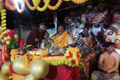 Shahjahanpur News: श्रीमद्भागवत कथा में उमड़ी श्रद्धालुओं की भीड़,लगाये जयकारे