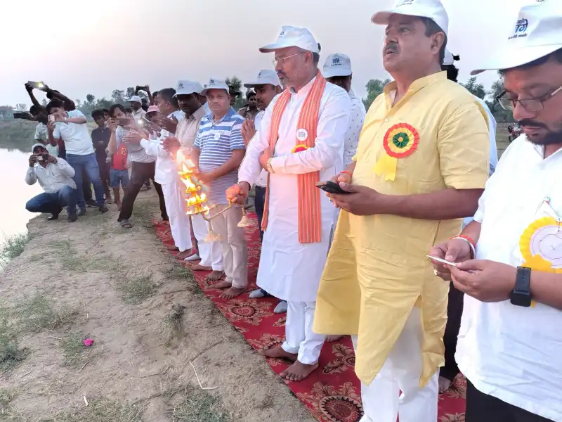 Shahjahanpur News: गंगा दशहरा पर्व के उपलक्ष्य में रामगंगा पर हुई भव्य गंगा आरती