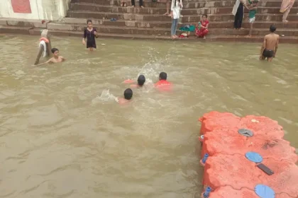 Varanasi News: एनडीआरएफ ने मीर घाट पर डूबते युवक की बचाई जान