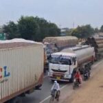 कुछ दूर तक वाहन रेंगते फिर खड़े हो जाते, झांसी में हाईवे पर 50 घंटे से जाम