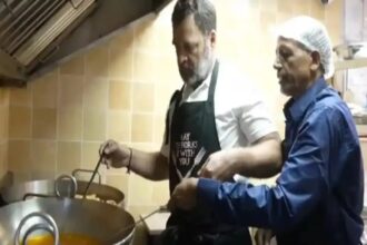 राहुल गांधी ने इस अंदाज़ में मनाई दिवाली, पुरानी दिल्ली के ऐतिहासिक 'घंटेवाला' पर बनाए लड्डू-इमरती..