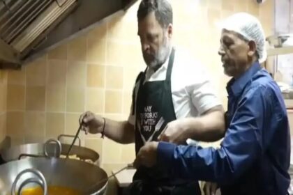 राहुल गांधी ने इस अंदाज़ में मनाई दिवाली, पुरानी दिल्ली के ऐतिहासिक 'घंटेवाला' पर बनाए लड्डू-इमरती..