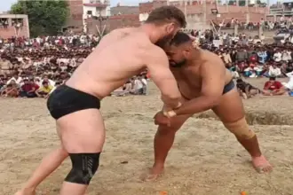 Hardoi News: झाड़ी शाह बाबा मेले में ईरान के पहलवान इरफान ने पंजाब के बलवंत सिंह को धोबी पछाड़ दाव से हराया