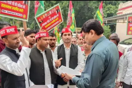 कन्नौज जनपद में राष्ट्रपिता महात्मा गांधीजी की प्रतिमा हटा कर किसी अन्य की प्रतिमा लगाएं जाने के विरोध में