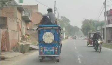 Hardoi News: चालान के बाद भी नहीं सुधर रहे ई रिक्शा चालक, फिर बैठाई छत पर सवारी