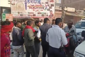 Hardoi News: पिकअप ने मारी टक्कर स्कूटी सवार घायल, लोगों ने चालक को पीटकर पुलिस को सौंपा…