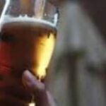 एक कार में बीयर पार्टी कर रही लड़की ने पुलिसकर्मियों को चप्पल से पीटा, दरोगा की वर्दी फाड़ने की कोशिश….