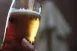 एक कार में बीयर पार्टी कर रही लड़की ने पुलिसकर्मियों को चप्पल से पीटा, दरोगा की वर्दी फाड़ने की कोशिश….