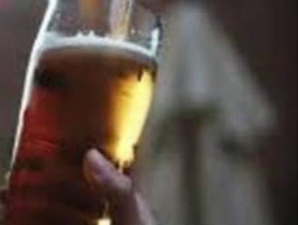 एक कार में बीयर पार्टी कर रही लड़की ने पुलिसकर्मियों को चप्पल से पीटा, दरोगा की वर्दी फाड़ने की कोशिश…. 1 एक कार में बीयर पार्टी कर रही लड़की ने पुलिसकर्मियों को चप्पल से पीटा, दरोगा की वर्दी फाड़ने की कोशिश….