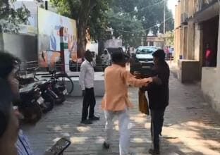 Hardoi News: शाहाबाद ब्लॉक परिसर में प्रधान ने सचिव को पीटा, अभिलेख फाडे आक्रोशित सचिवों ने पुलिस को दी तहरीर