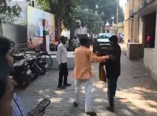 Hardoi News: शाहाबाद ब्लॉक परिसर में प्रधान ने सचिव को पीटा, अभिलेख फाडे आक्रोशित सचिवों ने पुलिस को दी तहरीर 1 Hardoi News: शाहाबाद ब्लॉक परिसर में प्रधान ने सचिव को पीटा, अभिलेख फाडे आक्रोशित सचिवों ने पुलिस को दी तहरीर