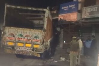 Hardoi News: एक ट्रक मोबाइल शॉप में घुसा, लाखों का सामान टूटा,पुलिस ने ट्रक को कब्जे में लिया…