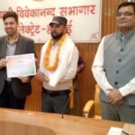 SIR सभी मतदाताओं के गणना प्रपत्र शत प्रतिशत वितरित, एकत्रित करने वाले इफरान अली को जिला निर्वाचन अधिकारी ने किया सम्मानित